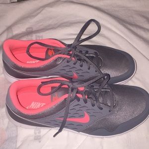 NWOT Gray Nike tennis shoes size 9
